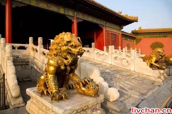 中国本土不产狮子，为何大门前总会摆放一对石狮子？