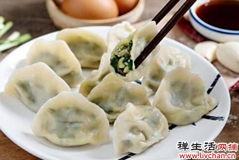 包韭菜饺子，直接调馅就错了，学会正确步骤，韭菜翠绿不出水