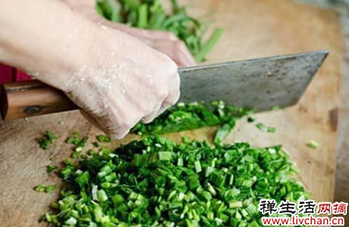 包韭菜饺子，直接调馅就错了，学会正确步骤，韭菜翠绿不出水