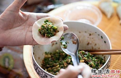 包韭菜饺子，直接调馅就错了，学会正确步骤，韭菜翠绿不出水