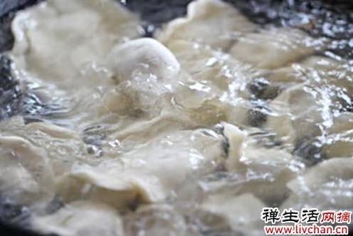 包韭菜饺子，直接调馅就错了，学会正确步骤，韭菜翠绿不出水