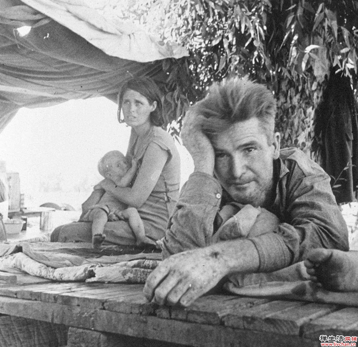 90多年前，美国一年饿死2万多人，捡垃圾、啃蒲公英是常态，当时怎么了？