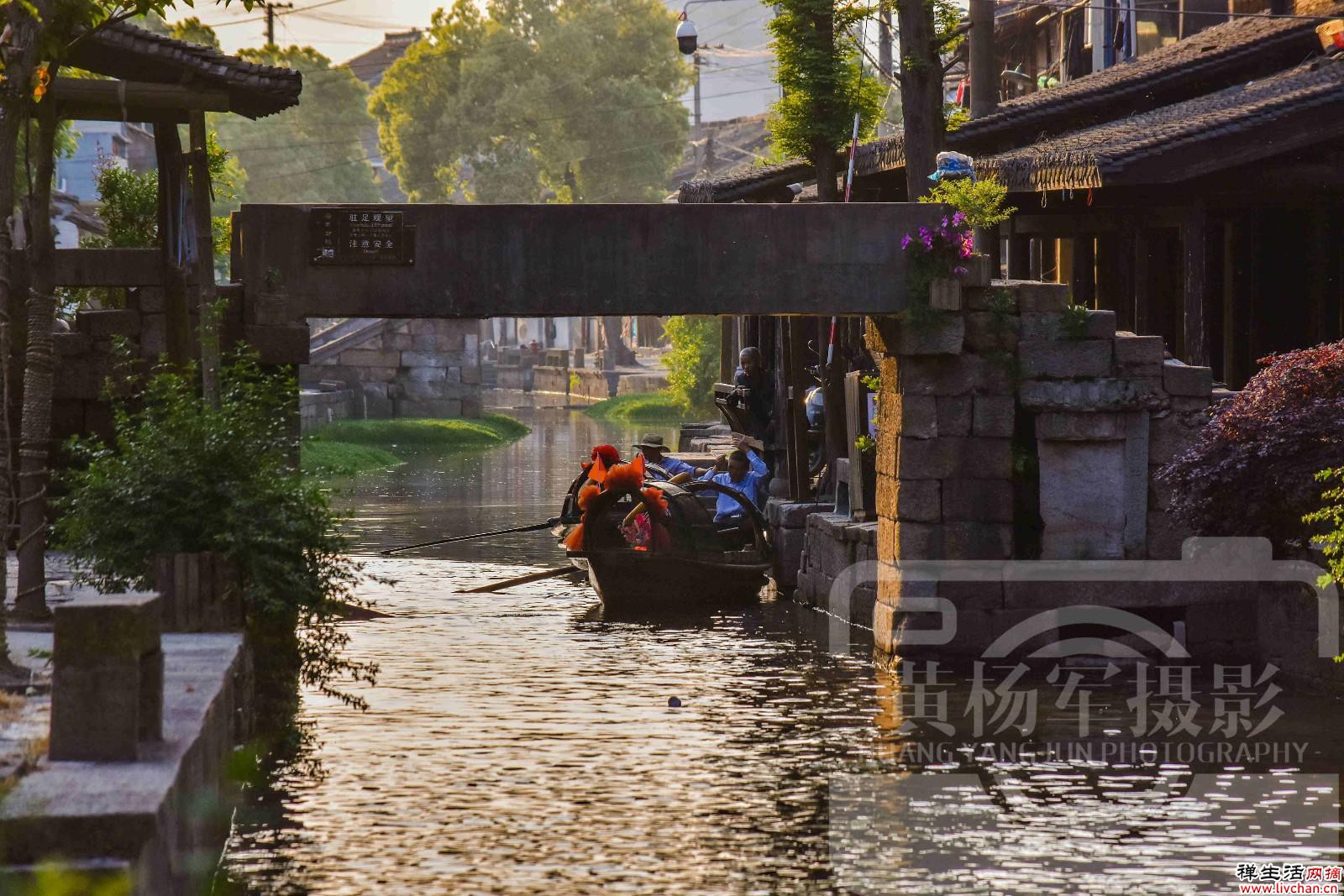 浙江水域面积位列第一的城市，夕阳下的水乡景色美
