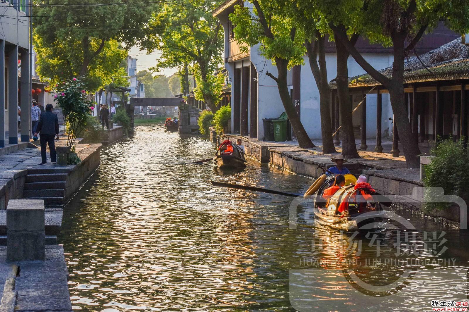 浙江水域面积位列第一的城市，夕阳下的水乡景色美