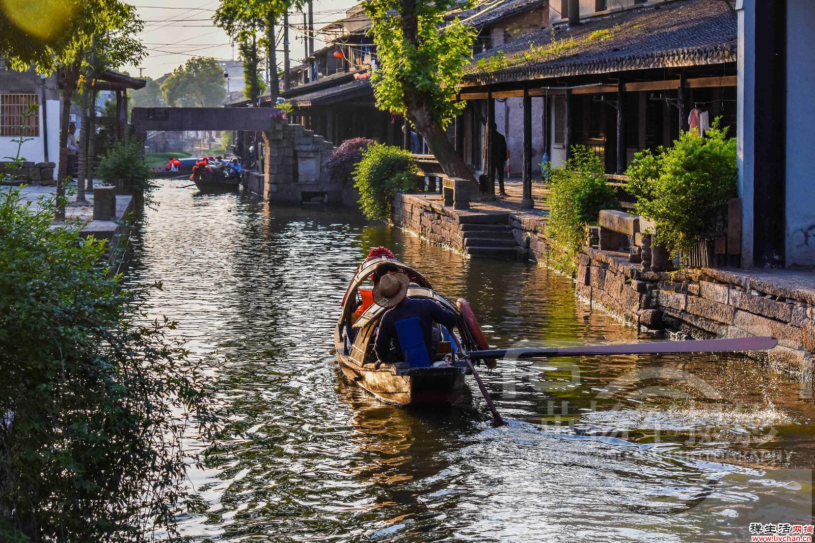 浙江水域面积位列第一的城市，夕阳下的水乡景色美