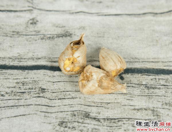 土里埋个“大蒜头”，开出花串子，满屋子都是香味