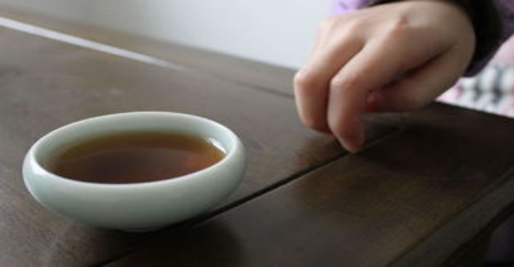 当你在给别人倒茶时，对方为什么会敲三下桌子？不懂的可不要乱敲！