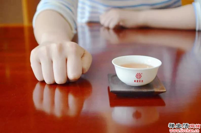当你在给别人倒茶时，对方为什么会敲三下桌子？不懂的可不要乱敲！