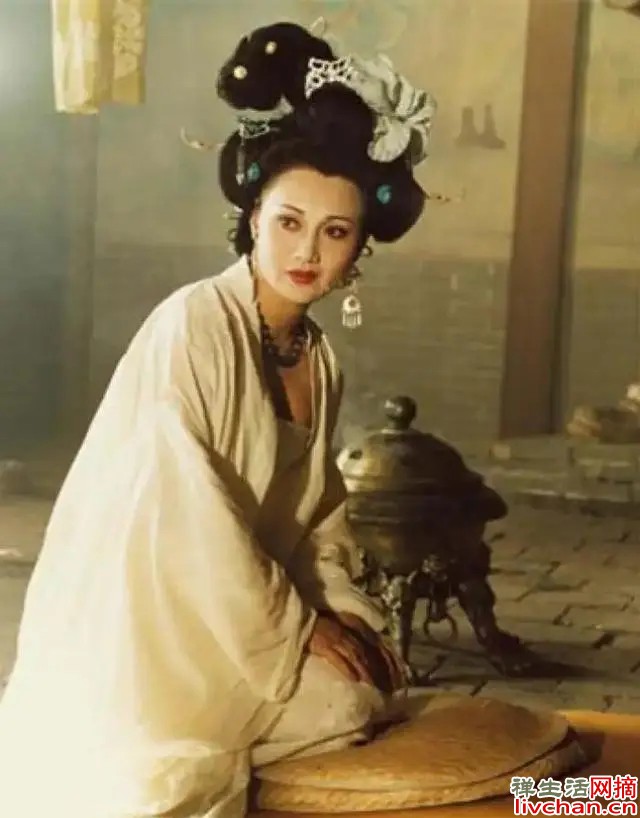 为吹捧杨贵妃，李白写下28字肉麻诗，成诗坛“拍马屁”巅峰之作