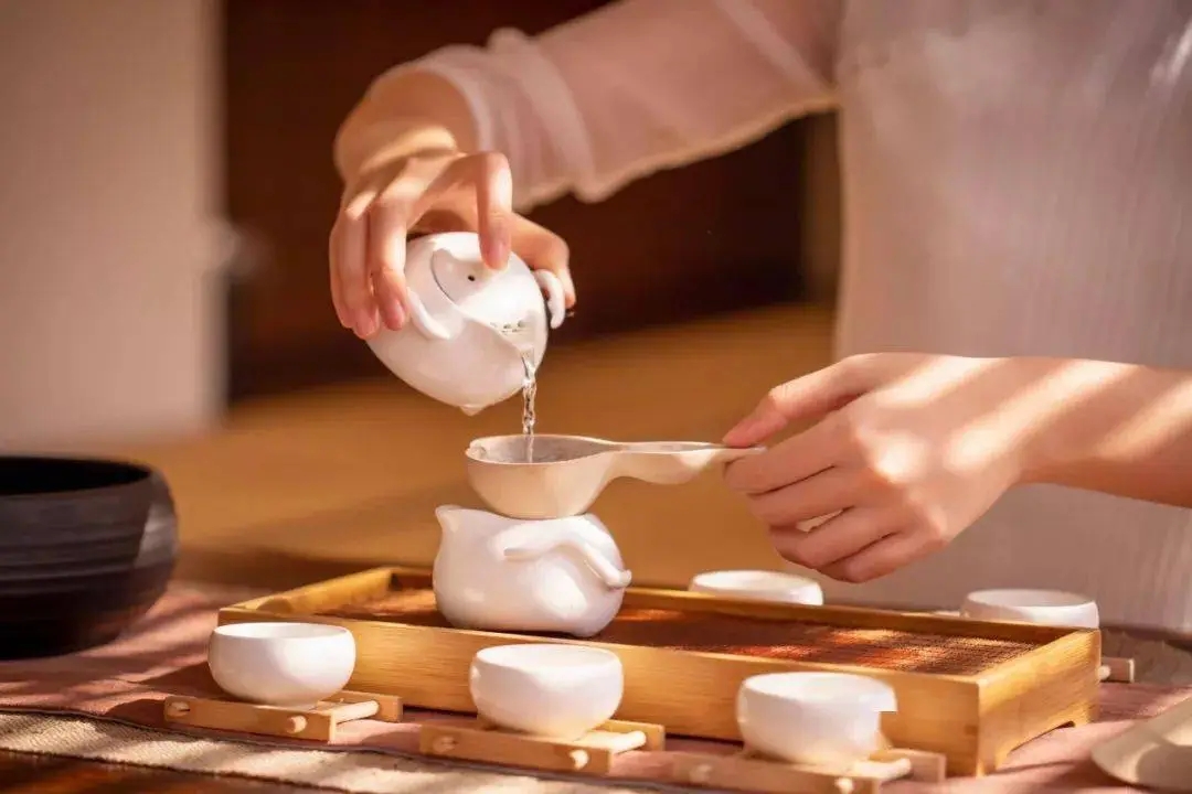 一句诗词，一盏清茶，便是一场远行