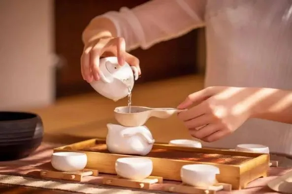 一句诗词,一盏清茶,便是一场远行