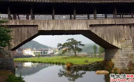 2022年8月6日，中国最长木拱廊桥万安桥被烧毁，始建于北宋