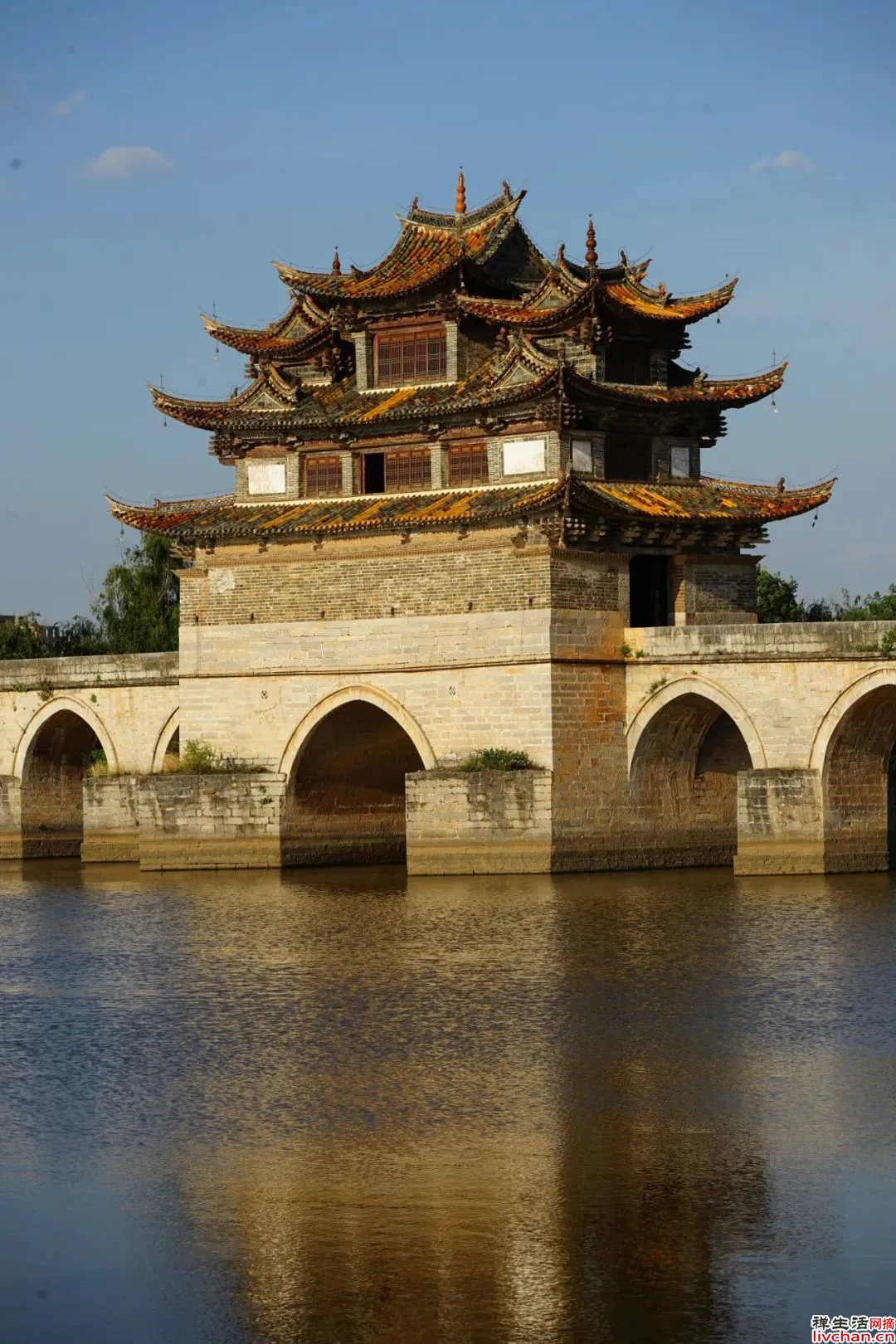 2022年8月6日，中国最长木拱廊桥万安桥被烧毁，始建于北宋