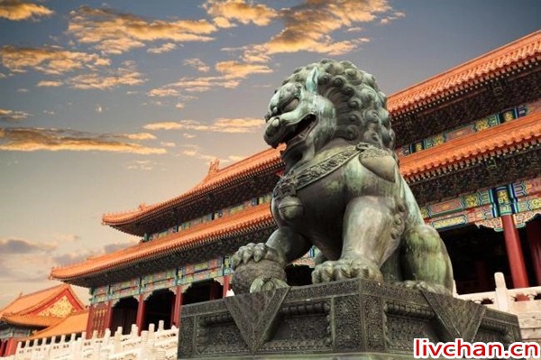 中国本土不产狮子，为何大门前总会摆放一对石狮子？