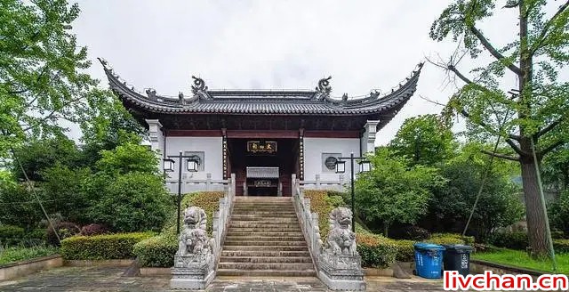 她在临终前，写下了这首具有汉魏古风的赋体诗，读来令人肃然起敬