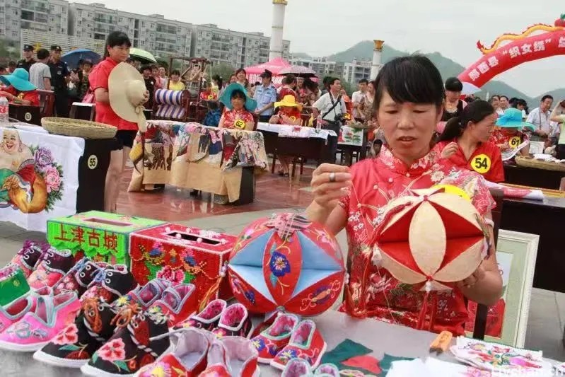 肆街的“渡绣”铺子