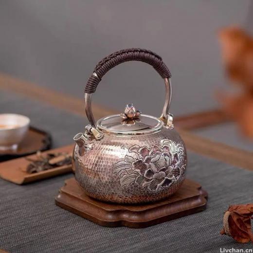 茶席天地间洁净银壶赏