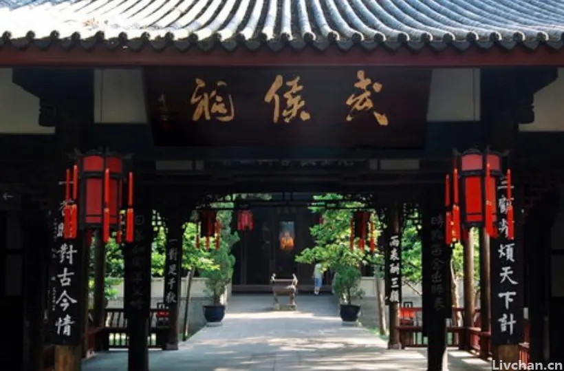 杜甫游武侯祠后写下《蜀相》，是给诸葛亮的深情挽歌，其中两句名垂千古