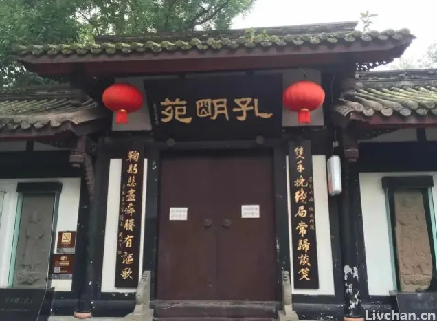 杜甫游武侯祠后写下《蜀相》，是给诸葛亮的深情挽歌，其中两句名垂千古