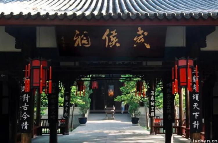 杜甫游武侯祠后写下《蜀相》，是给诸葛亮的深情挽歌，其中两句名垂千古