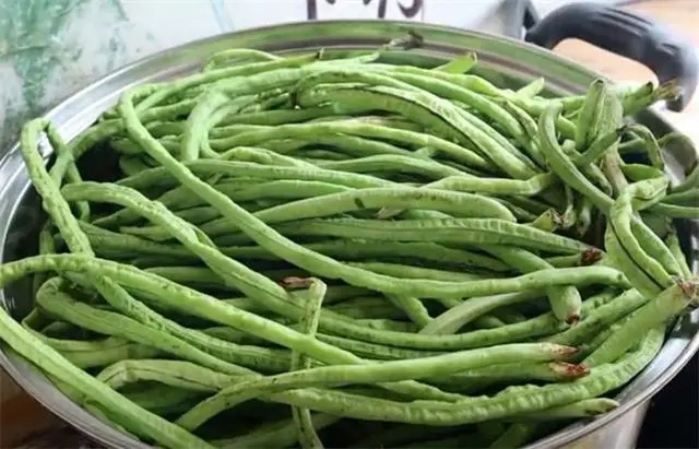 教你在家储存干豆角，用来炒菜、蒸包子都非常好吃，方法超简单