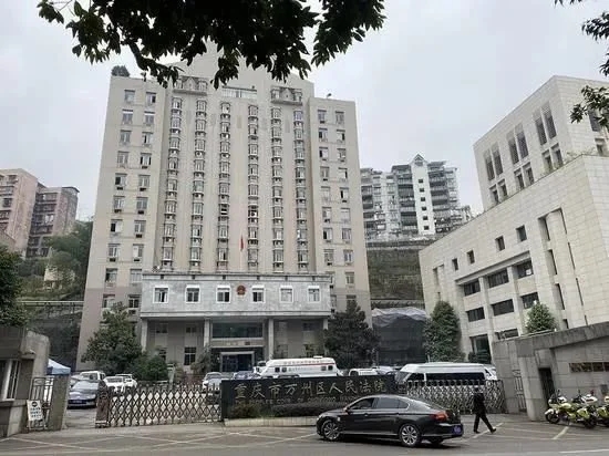 “偷拍法院副院长打麻将”敲诈案被告获无罪：那么多监督机制，很多时候靠舆论才有结果