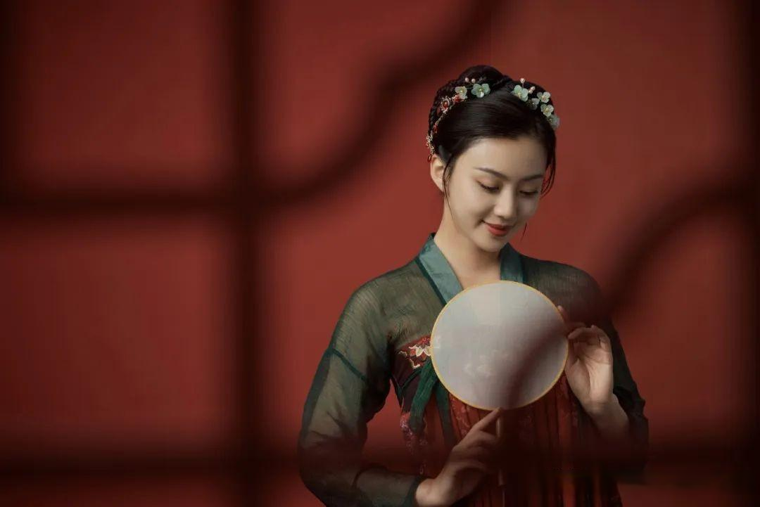一梳千万丝，二梳万千意