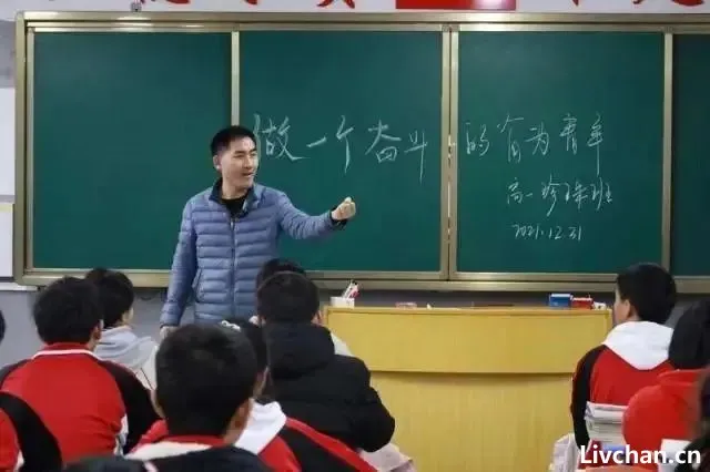 优秀教师刘秀祥-14年前他千里背疯母上大学感动千万人,如今他的故事更加催泪……