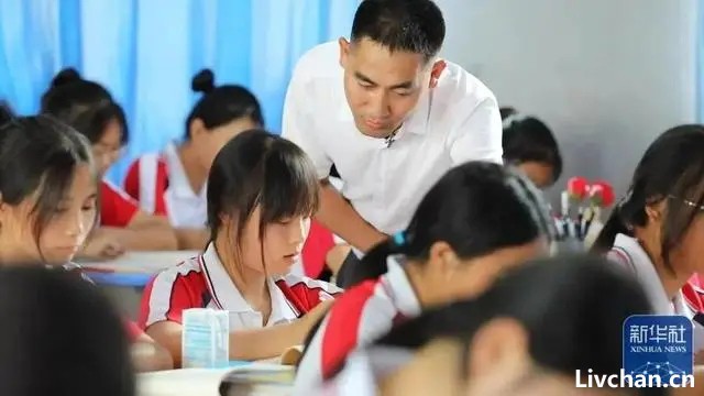优秀教师刘秀祥-14年前他千里背疯母上大学感动千万人，如今他的故事更加催泪……