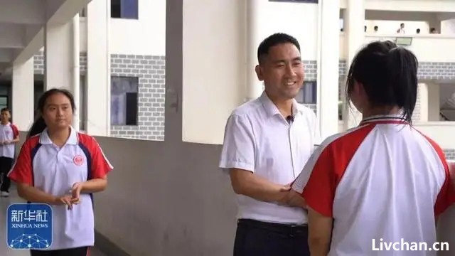 优秀教师刘秀祥-14年前他千里背疯母上大学感动千万人，如今他的故事更加催泪……