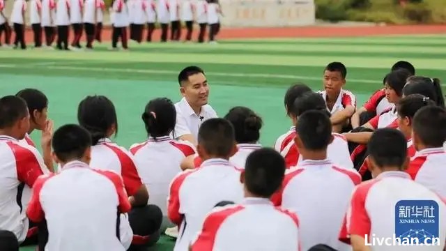 优秀教师刘秀祥-14年前他千里背疯母上大学感动千万人，如今他的故事更加催泪……