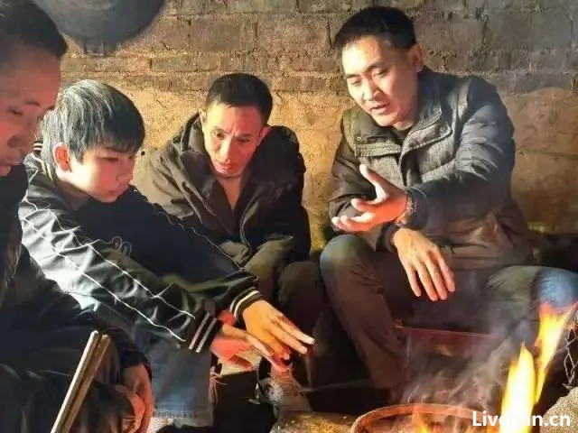 优秀教师刘秀祥-14年前他千里背疯母上大学感动千万人，如今他的故事更加催泪……