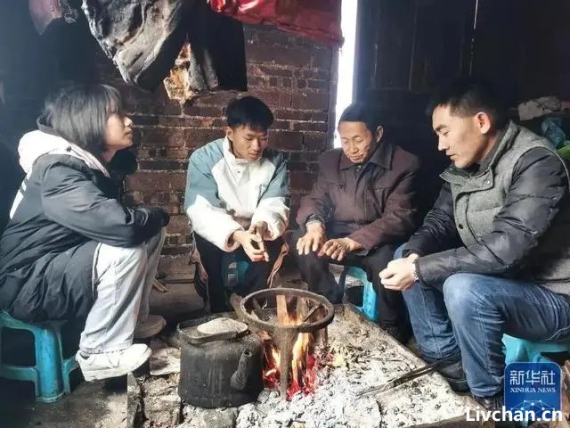 优秀教师刘秀祥-14年前他千里背疯母上大学感动千万人，如今他的故事更加催泪……