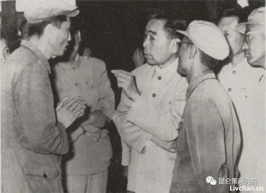 水石：从群众中来 到群众中去——周恩来的调查研究