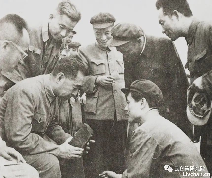 水石：从群众中来 到群众中去——周恩来的调查研究