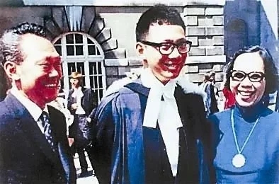 李显龙，在中美关系的波涛中冲浪