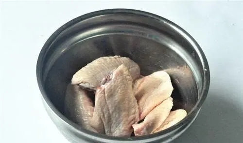可乐鸡翅-终极懒人菜，我家隔一周必做，零失败巨好吃，宴客也不丢面