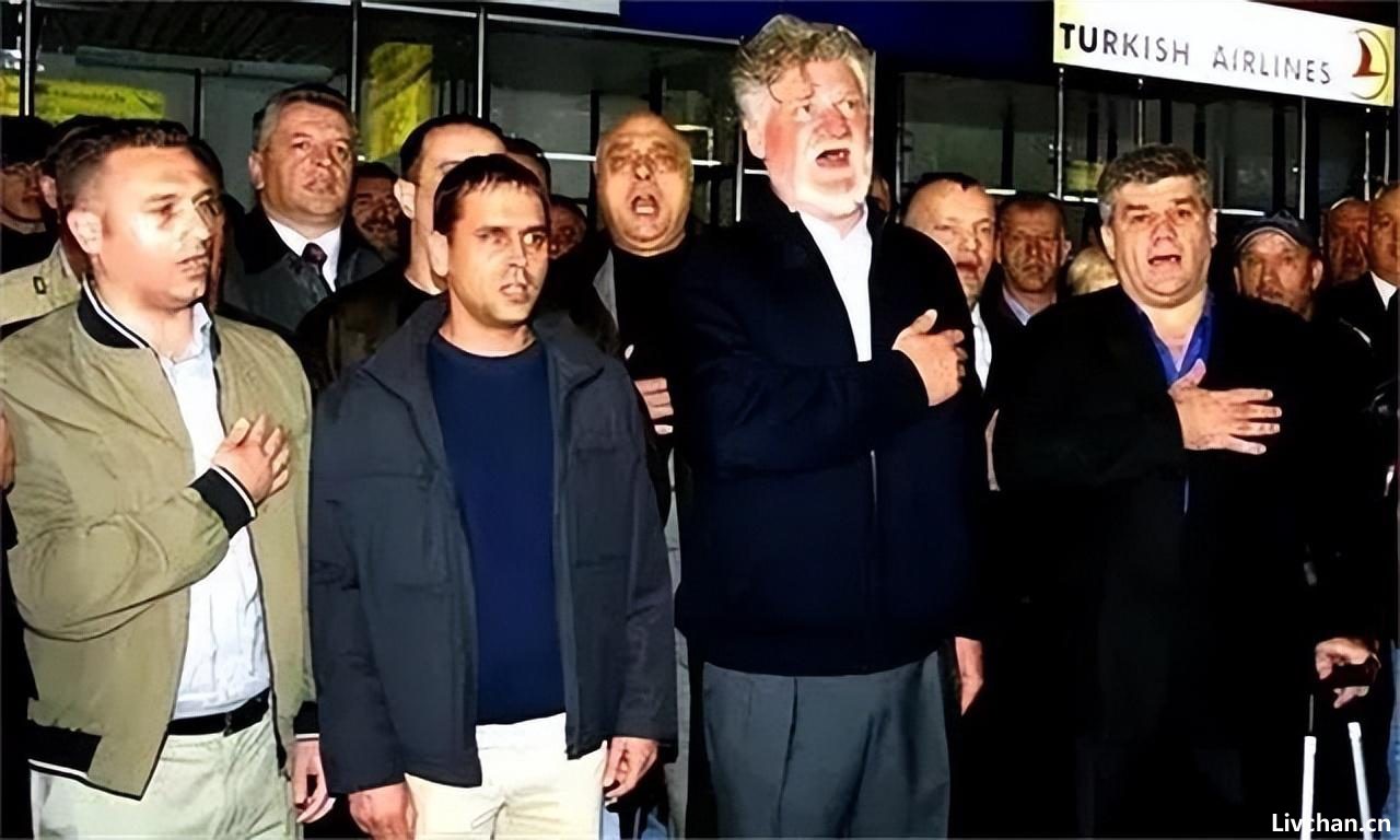 前南斯拉夫解体，死得最壮烈的将军：被西方审判，当庭服毒身亡