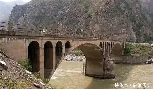杀人犯被当成人民英雄编入教科书,18年后真相大白,被判无期徒刑