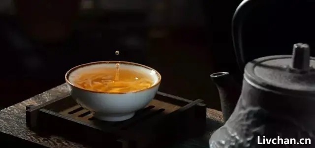 一杯茶，敬空花。