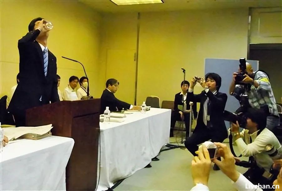 人神共愤！中国率先对日本打出第一枪，但有些人骨头软惯了