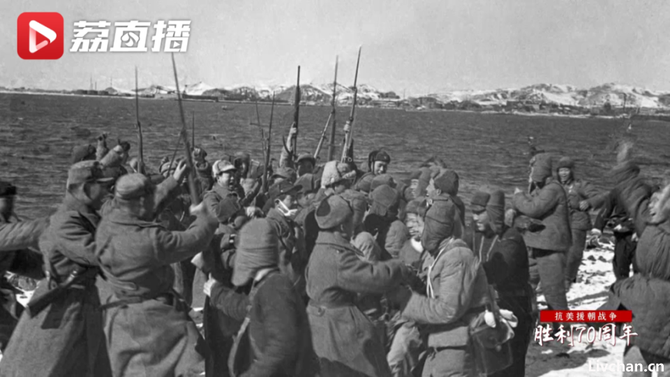 长津湖之战，志愿军战士宁可冻死也绝不后退！为了伏击敌人，他们化作战场上永恒的丰碑！