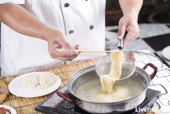 面条不要等水开了再下锅，面馆老板分享2个妙招，面条筋道不成坨