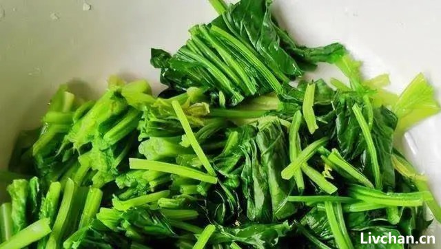 菠菜鸡蛋面——面条不要等水开了再下锅，分享2个妙招，面条筋道不成坨