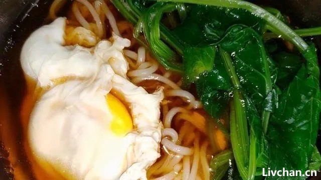 菠菜鸡蛋面——面条不要等水开了再下锅，分享2个妙招，面条筋道不成坨
