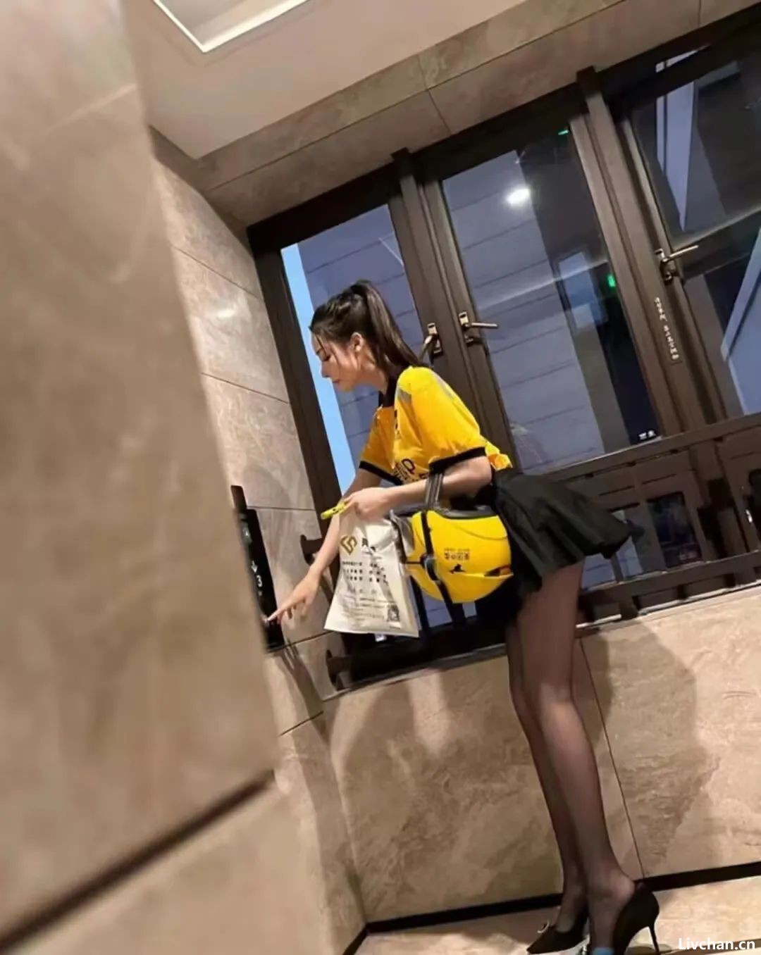 黑丝“外卖媛”，卖的是什么？一个民族最可怕的，是抽走女人的善良和尊严。