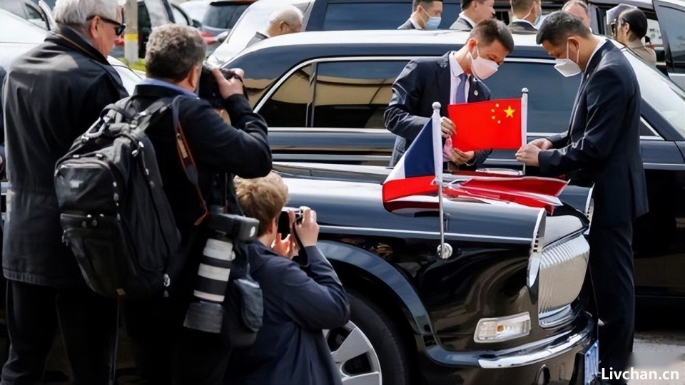 拜登对红旗车赞不绝口：其实大国领导人出访，都有自带坐骑的习惯
