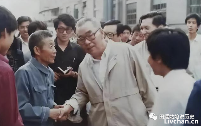 1990年，一省长在小饭馆吃饭，被霸道警察辱骂殴打，结局如何？