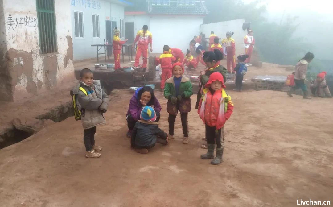 青丝变白发，空军退役女大校谢彬蓉在大凉山的十年支教经历