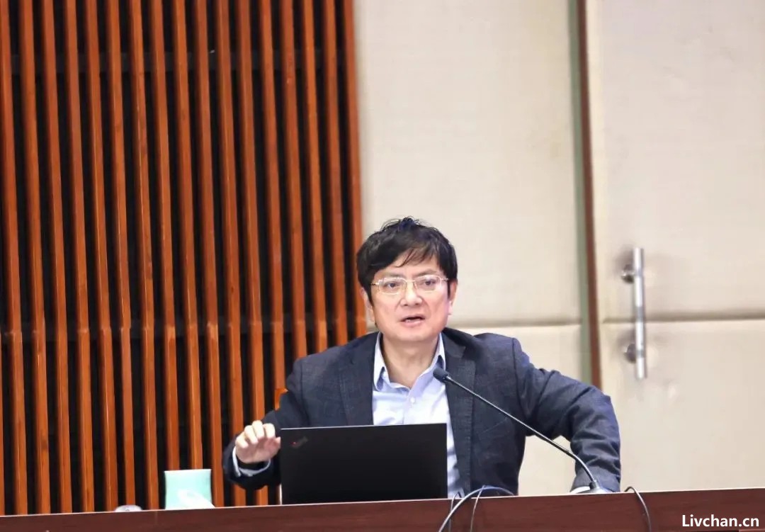 警方通报网红校长郑强被传包养情妇事件